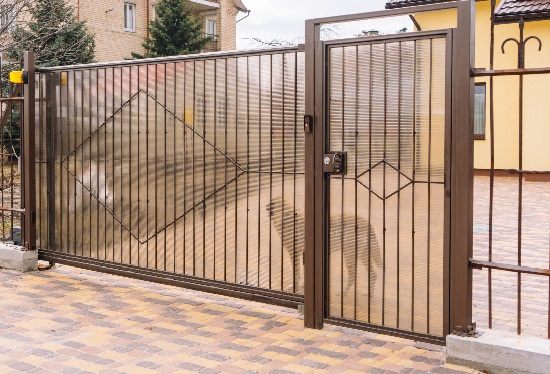 Купить ворота из профлиста с элементами ковки, с металлическими столбами в рамке или под дерево в Лабинске от 153195 руб